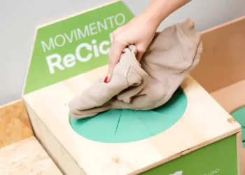 Ação de moda circular troca roupas usadas por desconto em compras