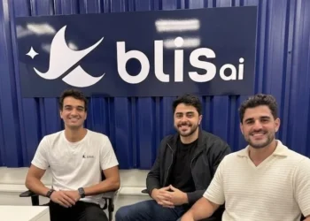 Trio mineiro cria “ChatGPT do turismo”, fatura com IA integrada ao WhatsApp e projeta milhões após superar negócio frustrado