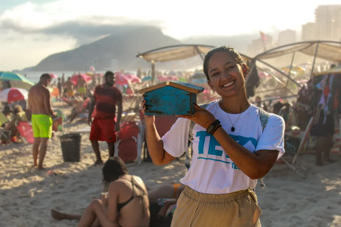 Voluntária da TETO durante a Campanha da Coleta, em 2024.
Divulgação TETO Brasil