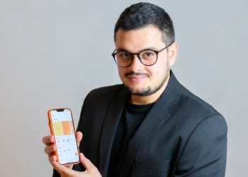 De carregador de malas a fundador de agência de viagens de R$ 1,4 bilhão