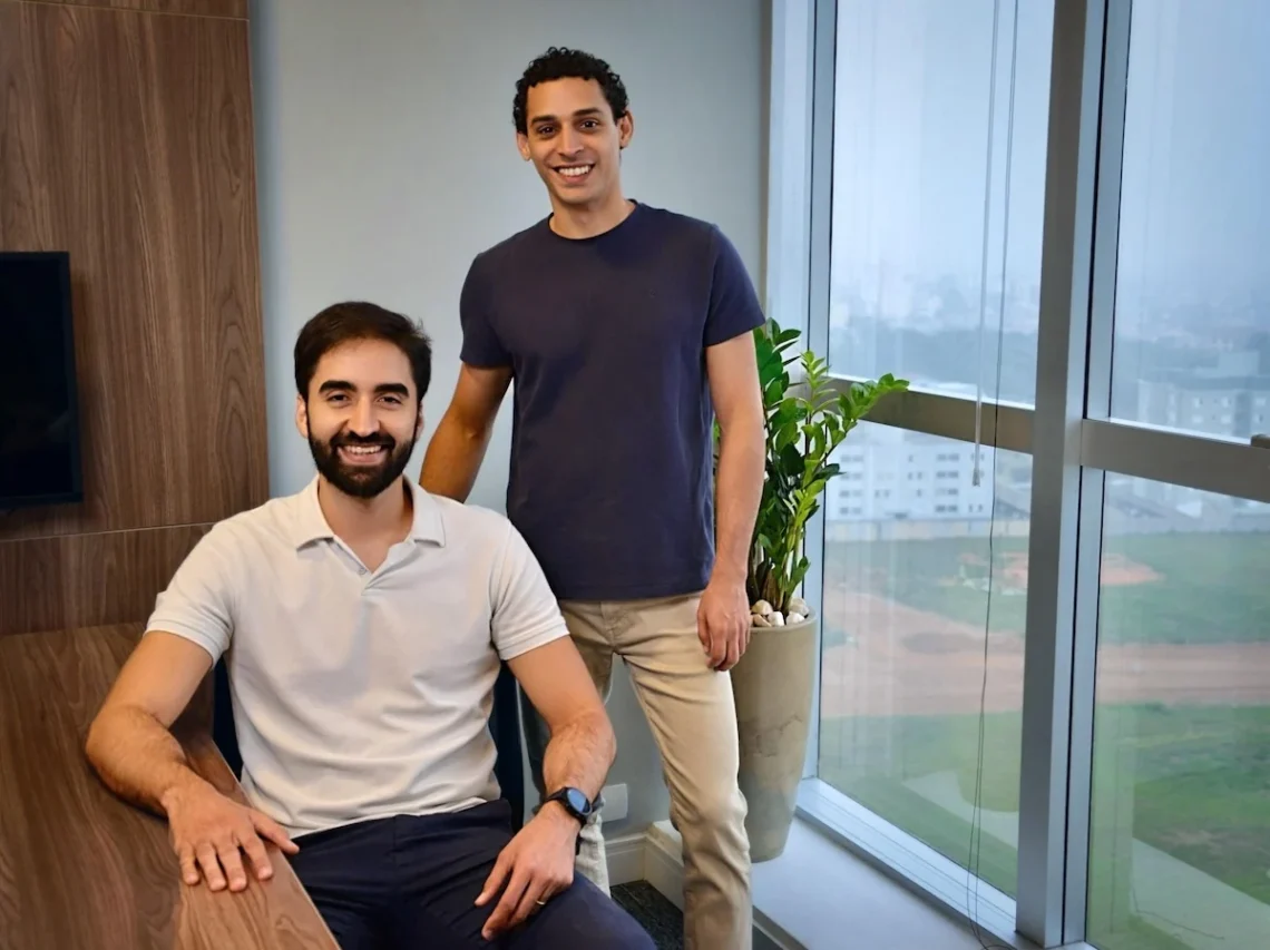 Matheus Noronha (sentado) e Diego Freitas, fundadores da Revena
Divulgação Revena