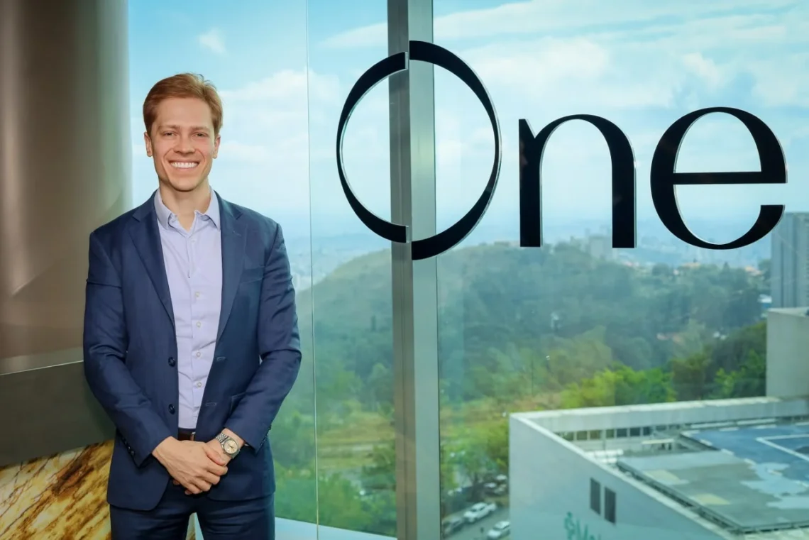 Rafael Mourão, CEO da One, ao lado da nova identidade visual
One/ Divulgação