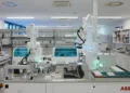 ABB Robotics e Roche desenvolvem robôs inteligentes para automatizar laboratórios clínicos