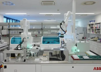ABB Robotics e Roche desenvolvem robôs inteligentes para automatizar laboratórios clínicos