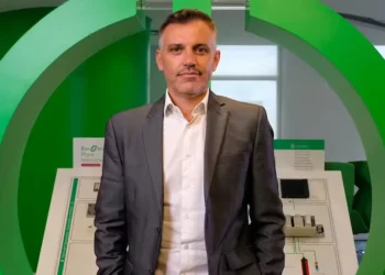 Schneider Electric usa IA para elevar entregas a 97% e reduzir emissões em até 65%