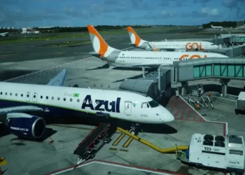 Preço médio da passagem aérea doméstica sobe 11,2% em maio e atinge R$ 632,53, impulsionado pelo QAV