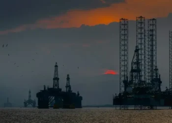 Petróleo Brent reduz alta após Trump desistir de cobrar pedágio em Ormuz