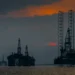 Petróleo Brent reduz alta após Trump desistir de cobrar pedágio em Ormuz