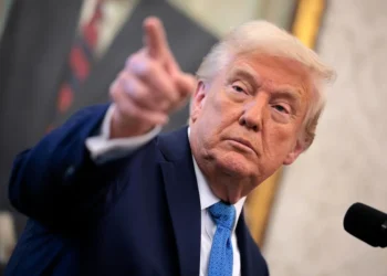 Trump retoma bloqueio ao Irã e impõe taxa de 20% sobre cargas em Ormuz