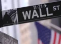 Dólar sobe e Bolsa recua com tensão no Oriente Médio