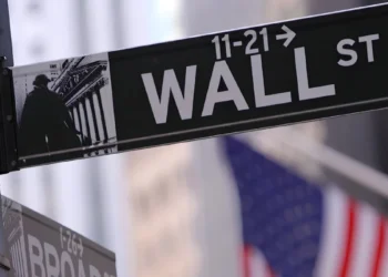 Dólar sobe e Bolsa recua com tensão no Oriente Médio