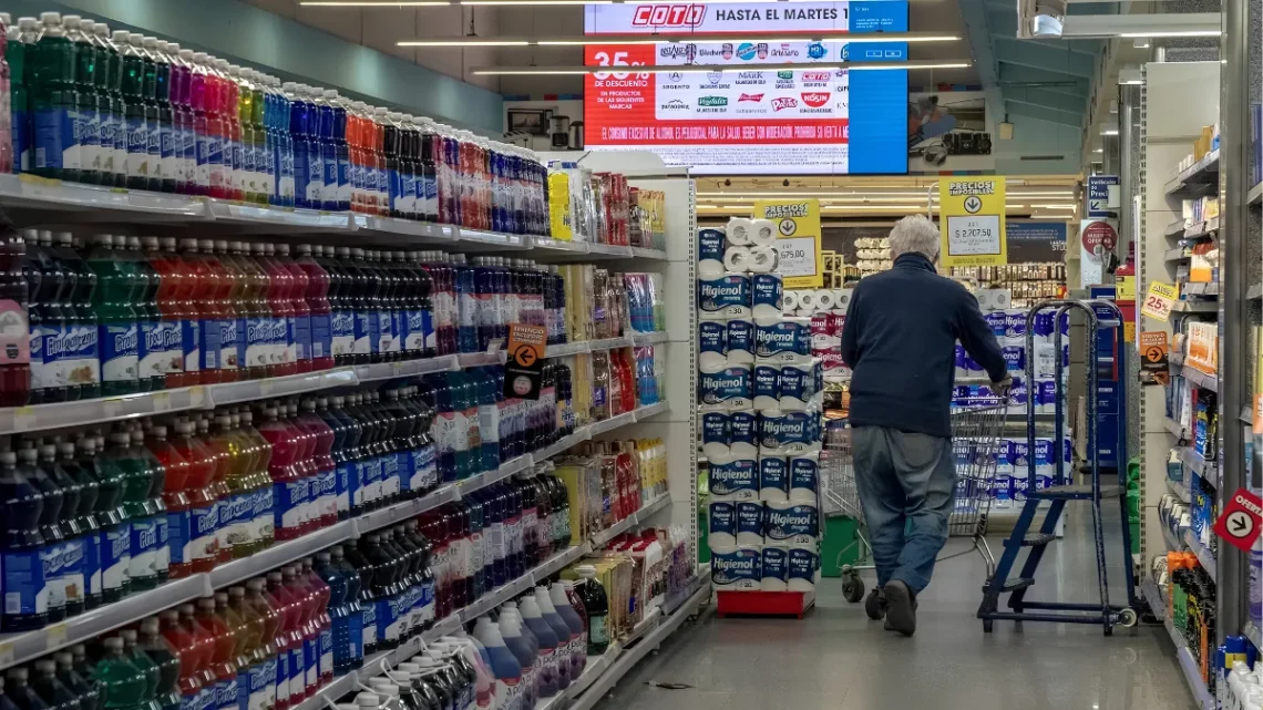Uma cliente observa produtos em um supermercado em Buenos Aires. Fotógrafa: Erica Canepa/Bloomberg