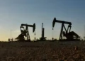 Petróleo fecha em alta com tensão entre EUA e Irã e preocupações com oferta global