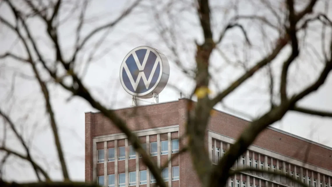 Logotipo da Volkswagen na sede da empresa em Wolfsburg, Alemanha 28/10/2024 (Foto: Axel Schmidt/Reuters)